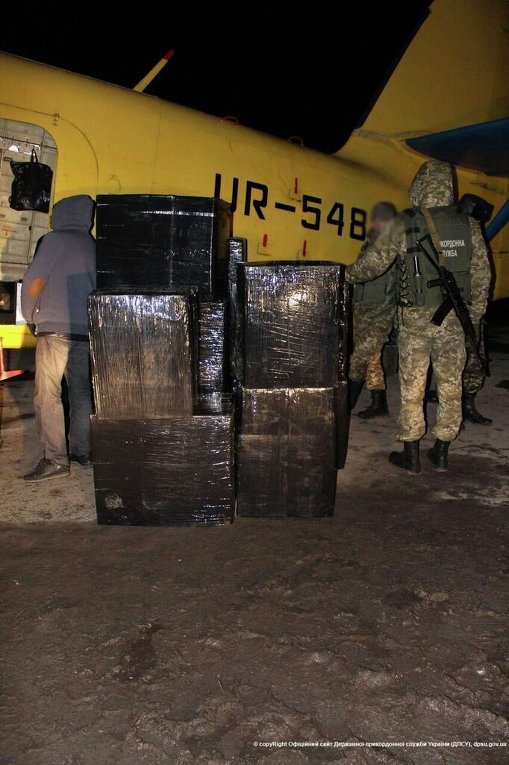 Самолетом Ан-2 контрабандисты планировали переместить 75 ящиков сигарет в Польшу, сообщили в Госпогранслужбе
