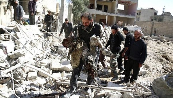 Представители Сирийского Арабского Красного Полумесяца и местные жители ищут выживших после авиаудара в сирийском городе Дума