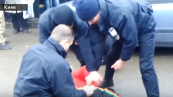 Конфликт полиции с подозреваемым в ДТП в Киеве. Видео