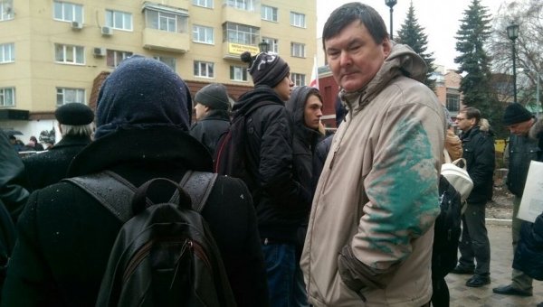 Участников акции памяти Немцова забросали зеленкой, мукой и яйцами