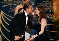 Леонардо Ди Каприо и  Джулианна Мур во время 88-й церемонии вручения премии Оскар в Голливуде