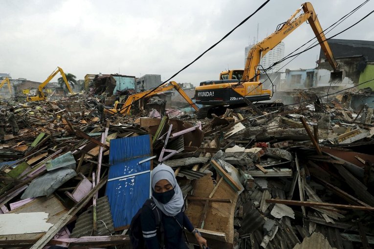 Бульдозеры в понедельник снесли ряд зданий в районе красных фонарей в столице Индонезии Джакарте