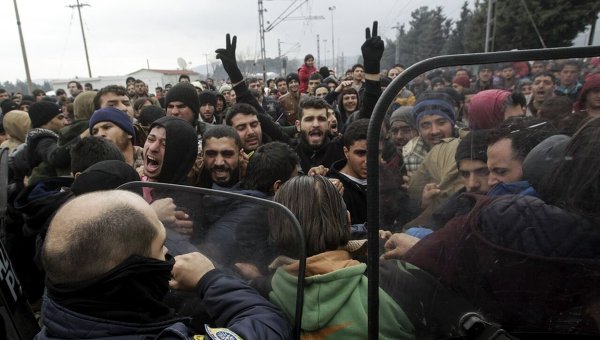Мигранты штурмуют границу ЕС в Греции.