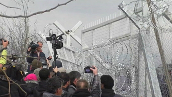 Беженцы атаковали забор на границе Греции и Македонии. Видео