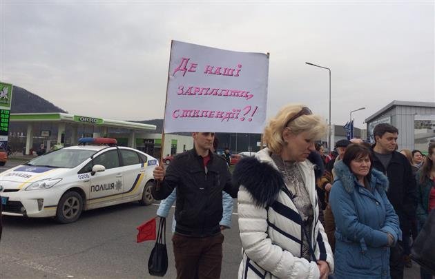 Учителя Мукачево перекрыли трассу Киев-Чоп