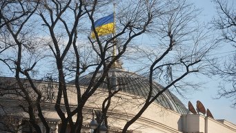 Флаг Украины над зданием Верховной Рады.