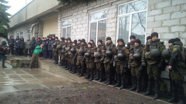 Правоохранители под Шевченковским райсудом, где избирается мера пресечения Станиславу Краснову