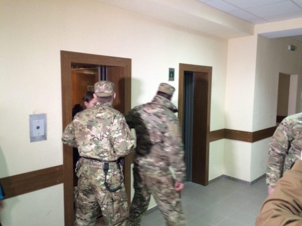 Бойцы Нацгвардии в здании суда по делу Станислава Краснова