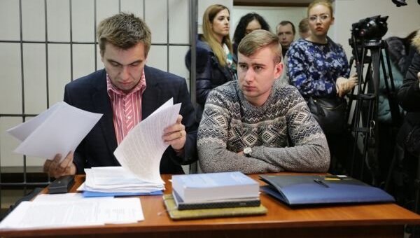 Водитель BMW Ростислав Храпачевский (справа) рядом со своим адвокатом