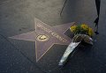 Цветы на Голливудской Аллее славы. Звезда актера Джорджа Кеннеди, который умер вчера в Бойсе, штат Айдахо.