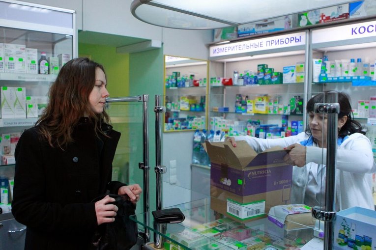 Вера Савченко покупает лекарства в киевской аптеке для ее сестры Надежды Савченко, объявившей голодовку во время суда в России.