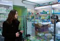 Вера Савченко покупает лекарства в киевской аптеке для ее сестры Надежды Савченко, объявившей голодовку во время суда в России.
