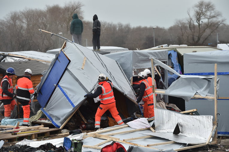 Демонтаж лагеря беженцев во Франции