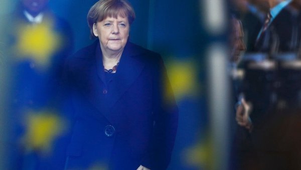 Канцлер Германии Ангела Меркель на фоне флага ЕС