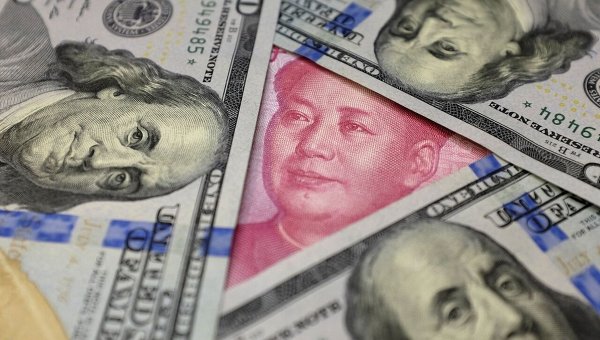 Банкноты долларов и юаней