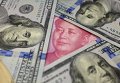 Банкноты долларов и юаней