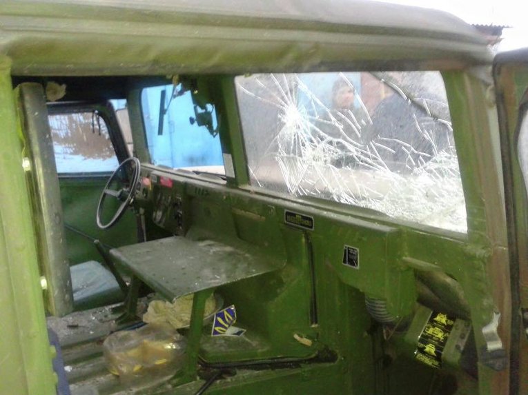 Автомобиль Hummer мобильной группы после обстрела в Луганской области
