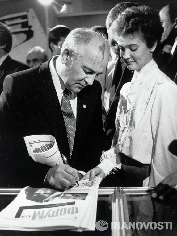 Генеральный секретарь ЦК КПСС Горбачев дает автограф участнице форума (15.11.1989)