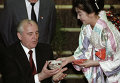 Горбачев на церемонии чаепития в резиденции Кайфу