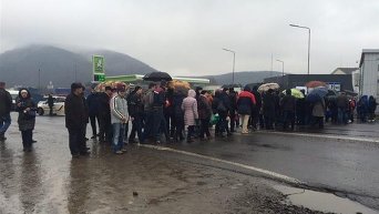 Студенты и преподаватели вновь блокируют трассу Киев-Чоп