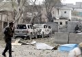 Афганские полицейские заняли позиции во время перестрелки в передней части индийского консульства в Джелалабаде