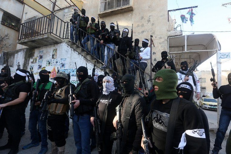 Палестинские бовики, члены бригады мучеников аль-Аксы, вооруженное крыло движения ФАТХ