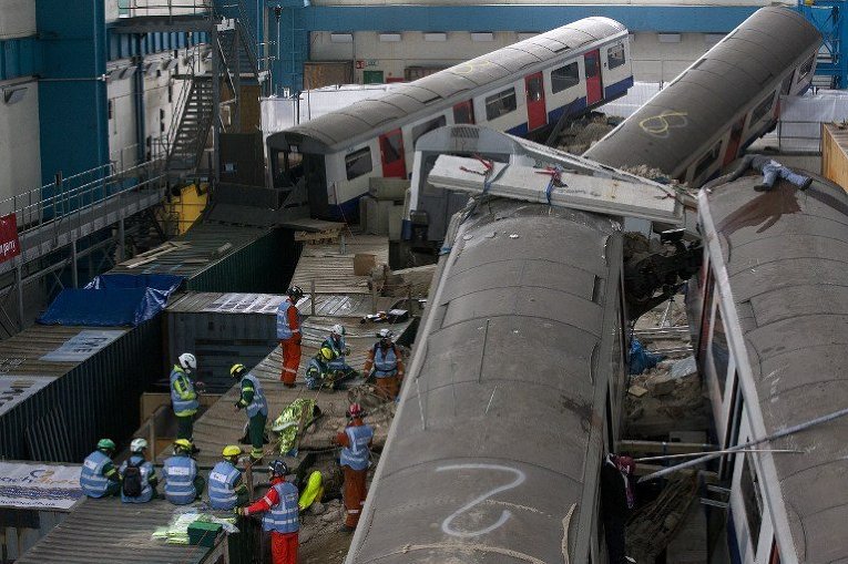 Учения лондонских спасателей во время экстремальных ситуация в метрополитене