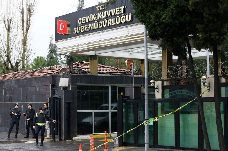На месте нападения на полицейский участок в Стамбуле