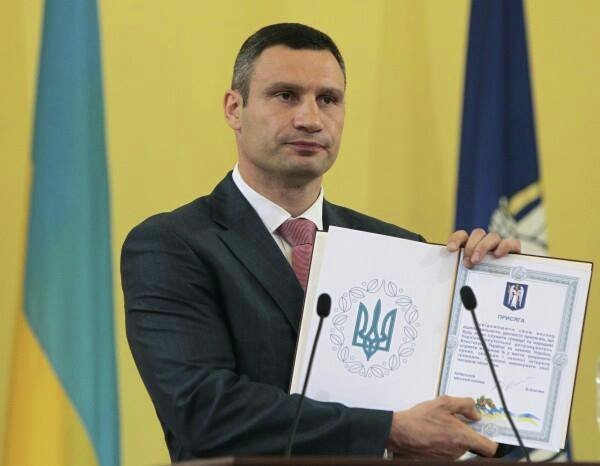 Мэр Киева Виталий Кличко вручил документы на квартиру семьям киевлян, чьи родственники погибли в АТО