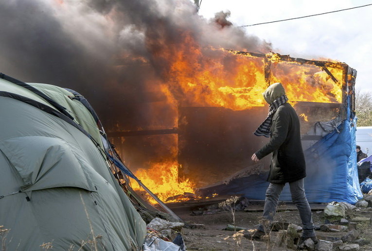 Горящий лагерь мигрантов во французском Кале