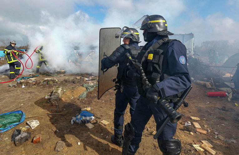 Сгоревший лагерь мигрантов во французском Кале