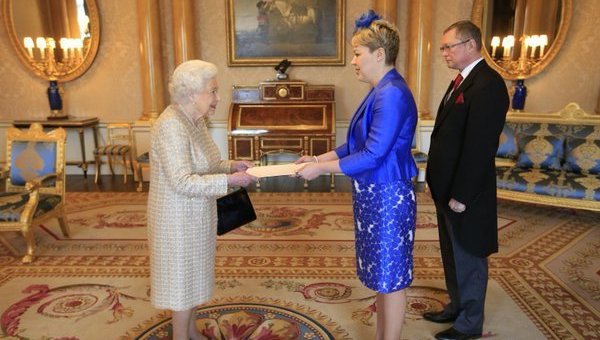 Посол Украины в Великобритании Наталия Галибаренко (справа) и королева Елизавета II (слева)