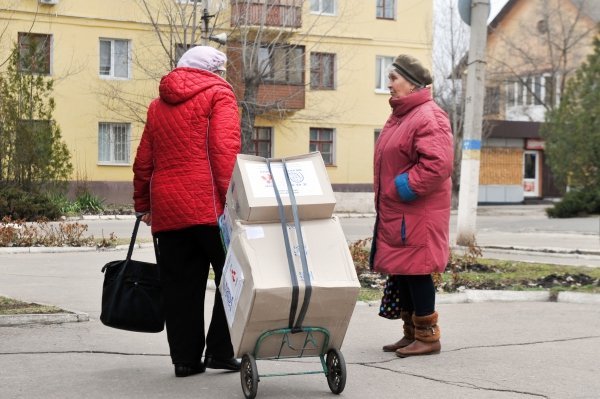 Выдача гуманитарной помощи в Счастье Луганской области