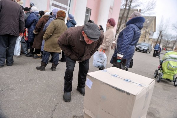 Выдача гуманитарной помощи в Счастье Луганской области
