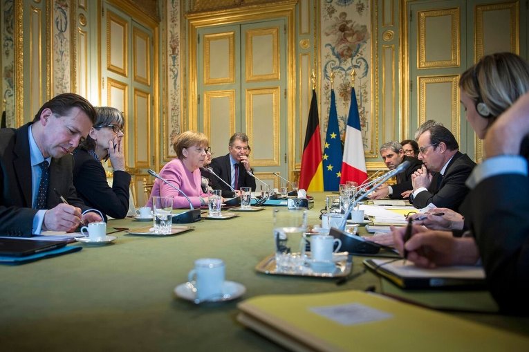 Канцлер Германии Ангела Меркель и президент Франции Франсуа Олланд в Елисейском дворце.