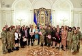 Президент Петр Порошенко перед празднованием 8 марта встретился в Администрации президента с женщинами участницами АТО.