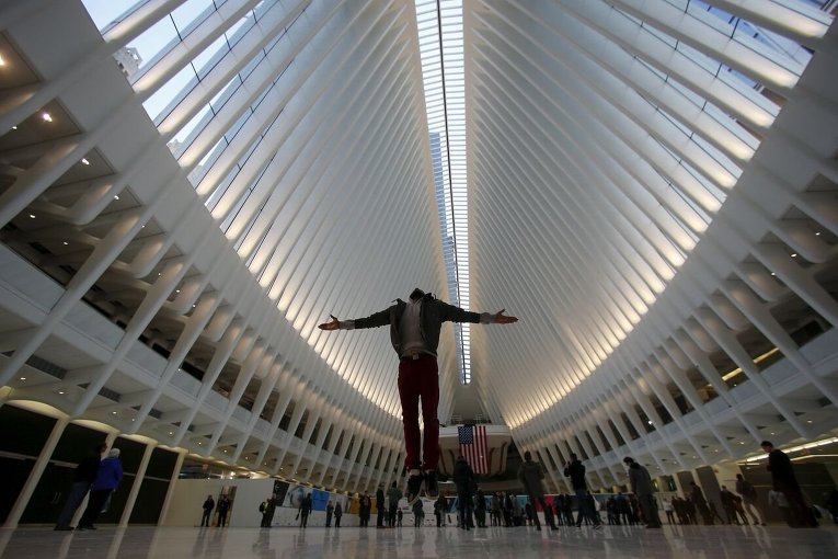 Житель Нью-Йорка Кэвин Арнер делает сэлфи на месте Всемирного торгового центра.
