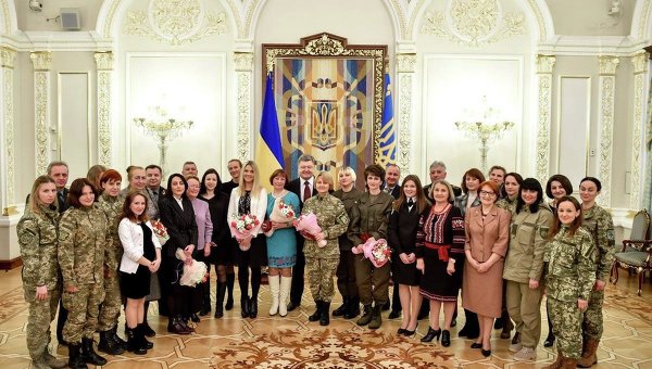 Президент встретился с женщинами-волонтерами, медиками, учителями и артистами накануне Международного женского дня