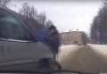 Белорусский милиционер заслонил собой ребенка от машины. Видео