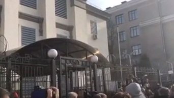 Посольство РФ в Киеве забросали яйцами