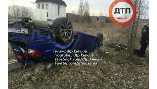 В Киеве Lexus сбил остановку с людьми, есть погибший