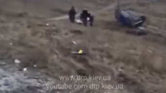 Смертельное ДТП в Киева: Lexus влетел в остановку. Видео