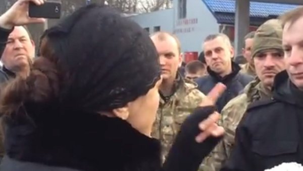 В Тернополе вдова погибшего бойца АТО выгнала с церемонии встречи тела представителей власти