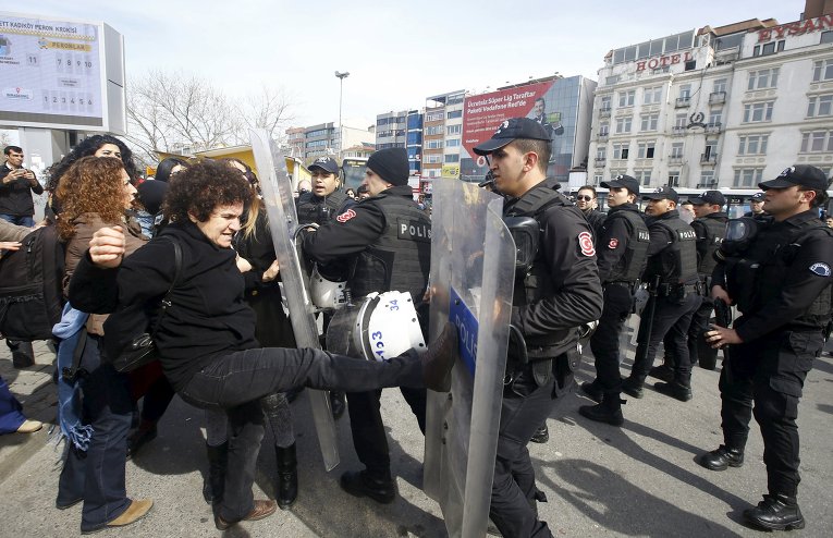 Столкновения женщин с полицией в Стамбуле