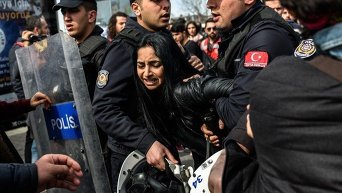 Разгон женской демонстрации в Стамбуле