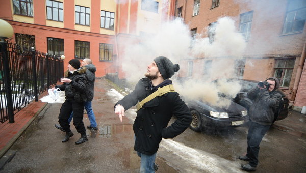 Консульство Украины в Петербурге забросали яйцами и файерами