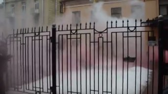 Консульство Украины в Петербурге забросали яйцами и файерами