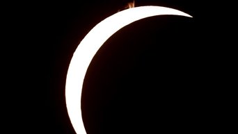 NASA опубликовало кадры полного солнечного затмения