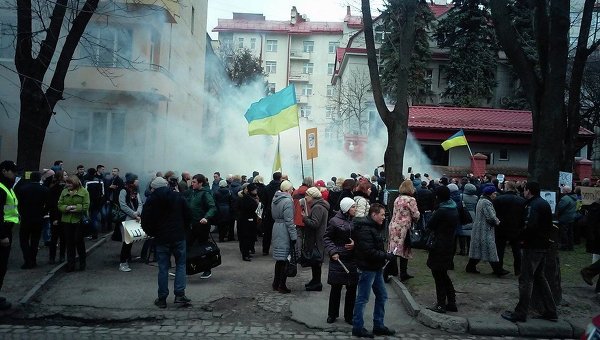 Акция протеста под консульством РФ во Львове