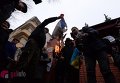 С консульства РФ во Львове сорвали российский флаг и сожгли его